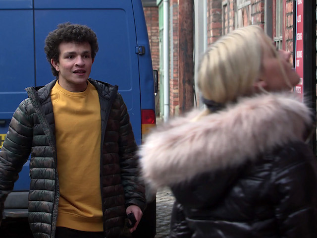 Simon tries to calm Kelly on Coronation Street on January 6, 2021
