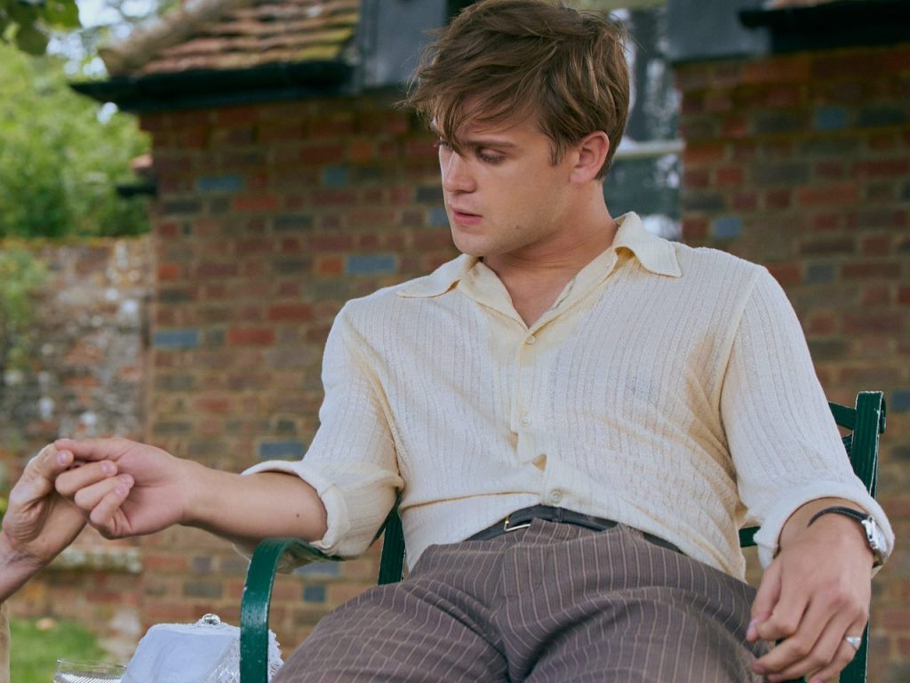 Leo Woodall as Dexter Mayhew in One Day