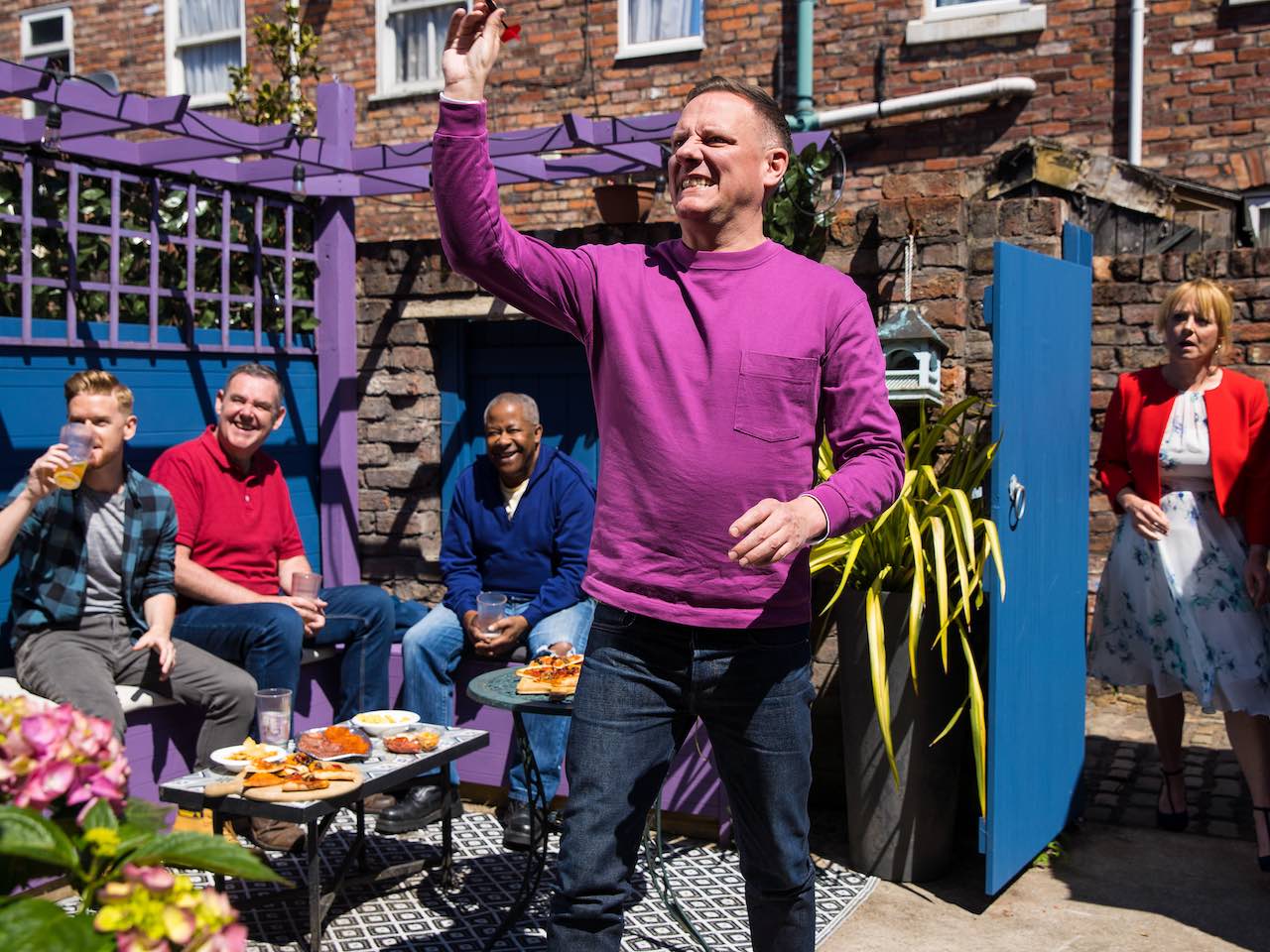Sean playing darts in Ed’s yard on Coronation Street on August 4, 2023