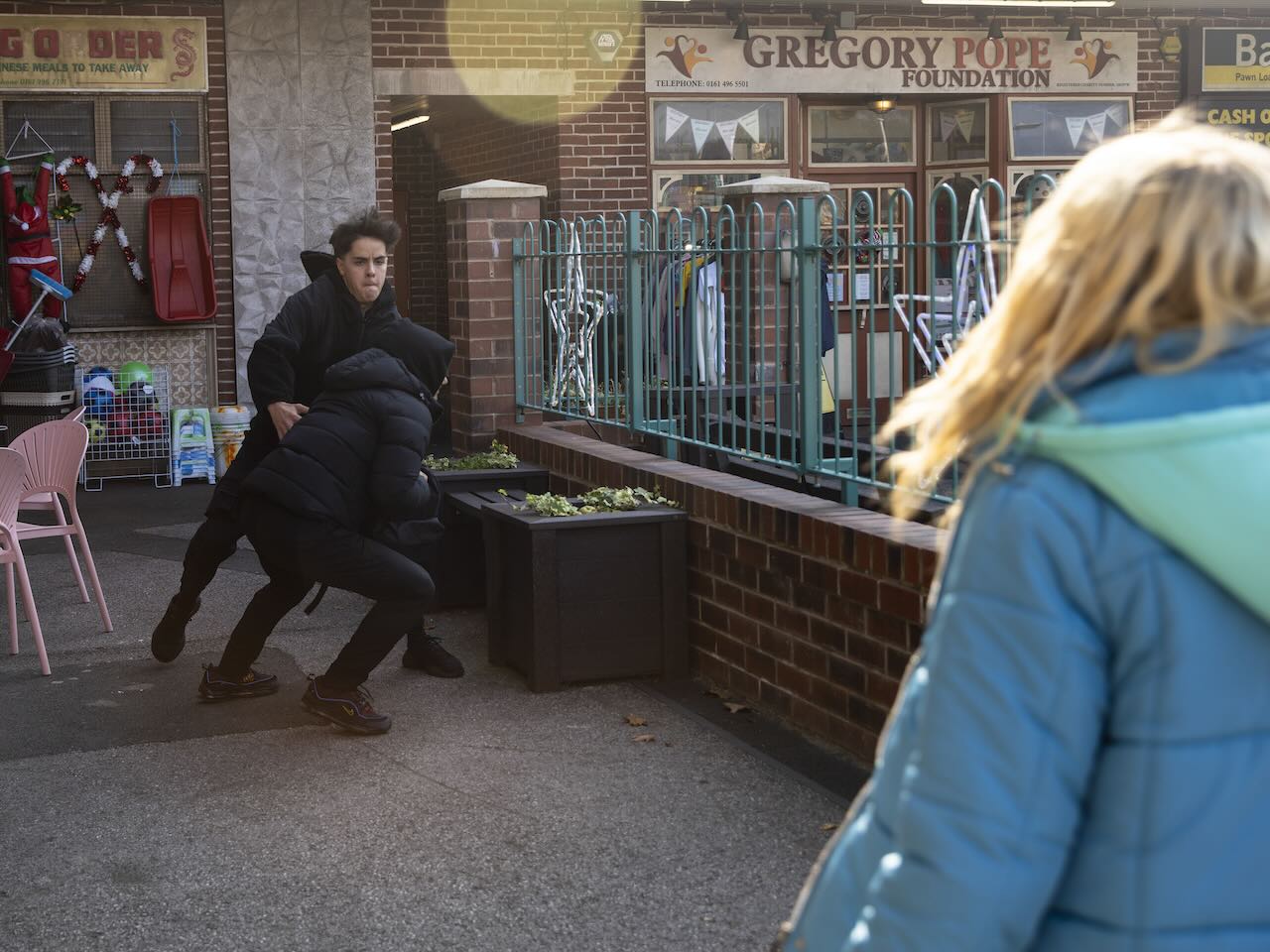 Mason retrieves the stolen bag on Coronation Street on December 13, 2024